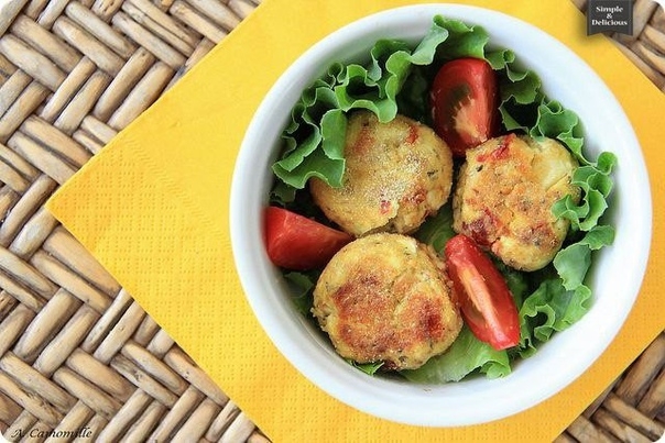 Пряные творожные шарики с сыром и травами