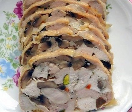 Праздничный куриный рулет с фисташками