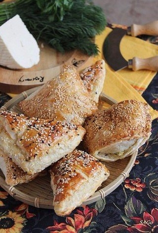 Слоёные пирожки с сыром и зеленью.