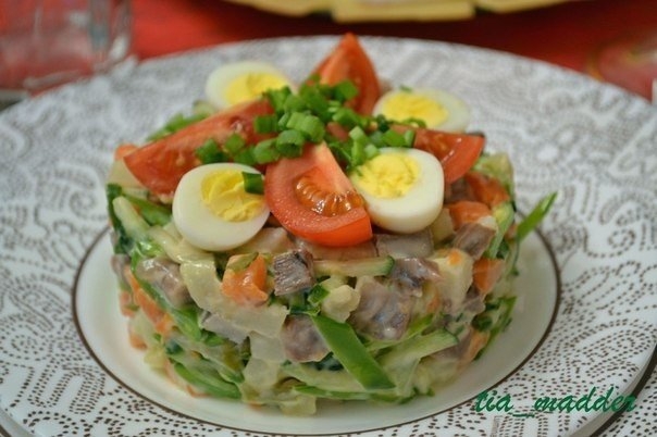 Салат с говяжьим языком и молодым стручковым горошком Салат с говяжьим языком и молодым стручковым горошком