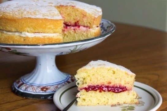 Традиционно английский бисквит "королевы Виктории" - легкий, воздушный пирог с джемом - идеален к чаю