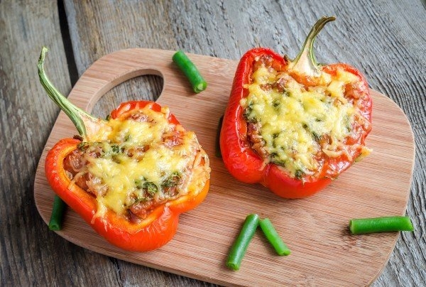 Перец, фаршированный курицей и грибами, запеченный в духовке Перец, фаршированный курицей и грибами, запеченный в духовке