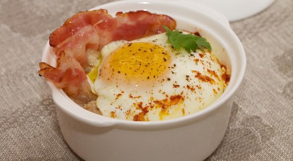 Сытная злаковая каша с яйцом и беконом
