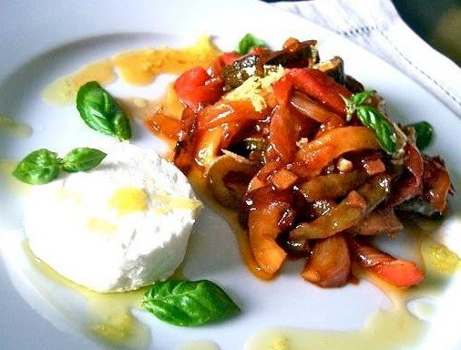 Овощная закуска с медом и козьим сыром