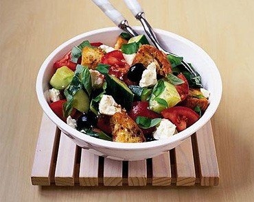 Хрустящий салат с сыром Фета и помидорами