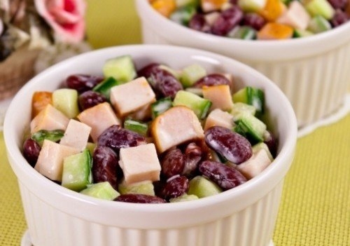 Салат с фасолью и копченой курицей