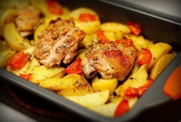 Картофель запеченный с курицей в духовке.