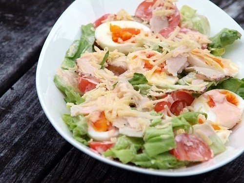Куриный салат с яйцами и овощами