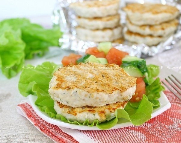 Куриные котлеты-гриль с овсянкой, отрубями и кунжутом Куриные котлеты-гриль с овсянкой, отрубями и кунжутом
