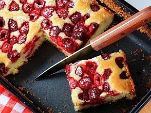Ароматный пирог с малиной