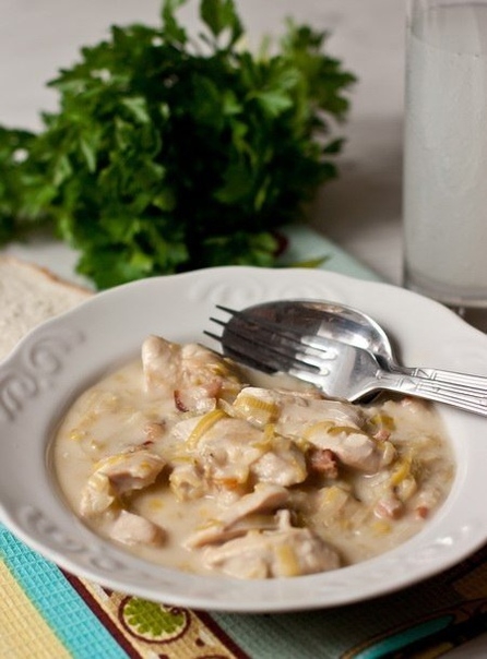 КУРИЦА, ТУШЕННАЯ В ВИНЕ С ЛУКОМ ПОРЕЕМ