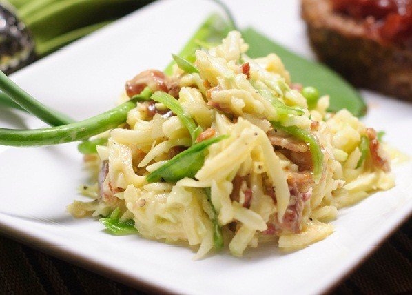 Салат из кольраби с яблоком и беконом