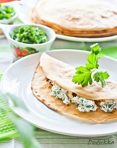 Розовые томатные блинчики с брынзой и зеленью Розовые томатные блинчики с брынзой и зеленью
