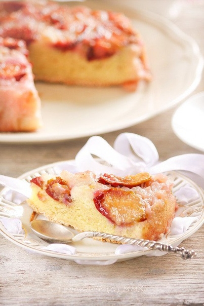 Шарлотка со сливами и дыней