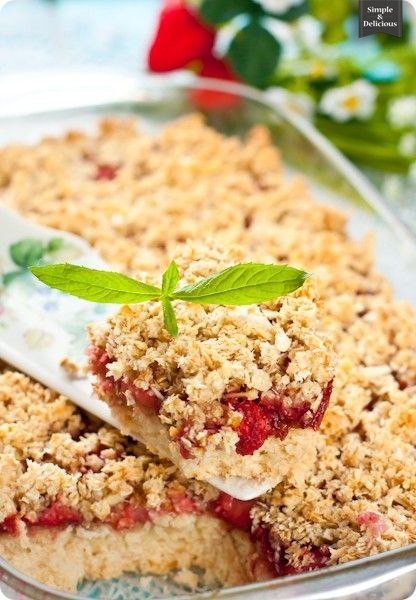 Клубничный пирог с кокосом и миндалем