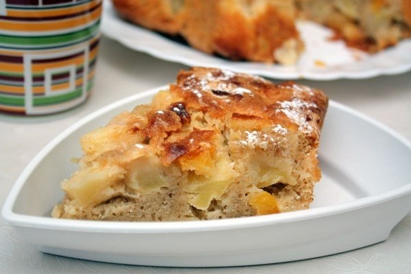 Шарлотка с яблоками и орехами