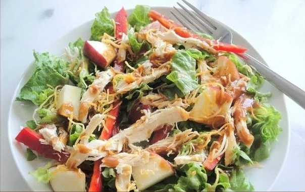 САЛАТ ИЗ КУРИЦЫ, ЯБЛОК И СЫРА