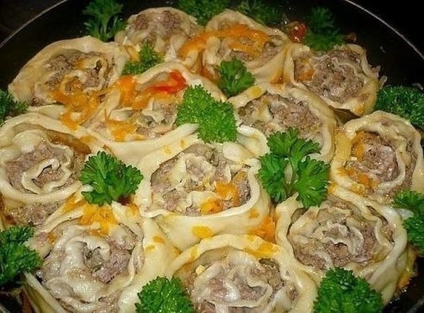 Рулет из теста с мясом, а проще говоря "ленивые" пельмени на сковороде.