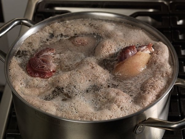 Обычно мы заливаем мясо холодной водой и, дожидаясь закипания, тут же начинаем снимать пенку. Пенка Обычно мы заливаем мясо холодной водой и, дожидаясь закипания, тут же начинаем снимать пенку. Пенка