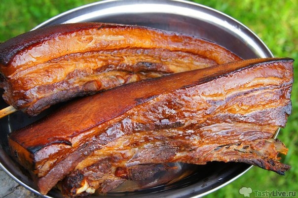 Сало получается,как копченое! Но коптить мы его не будем! 1 кг сала с мясной прослойкой, 2 головки ч