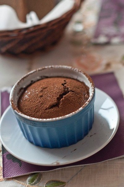 Суфле с горячим шоколадом и черносливом в коньяке