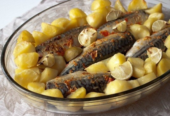 Запеченная острая скумбрия с картофелем Запеченная острая скумбрия с картофелем