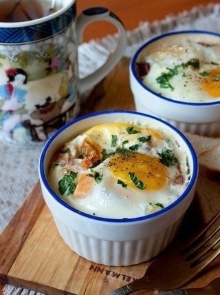 Запеченые яйца с беконом и томатами