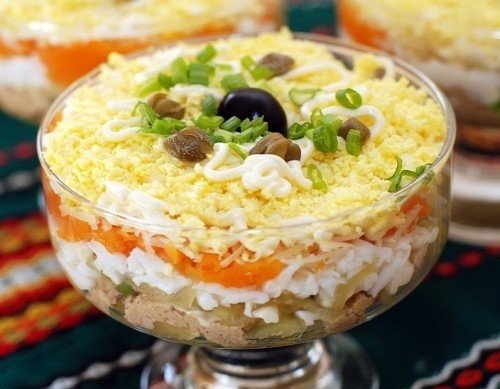 Слоеный салат из говяжьей печени с солеными огурцами