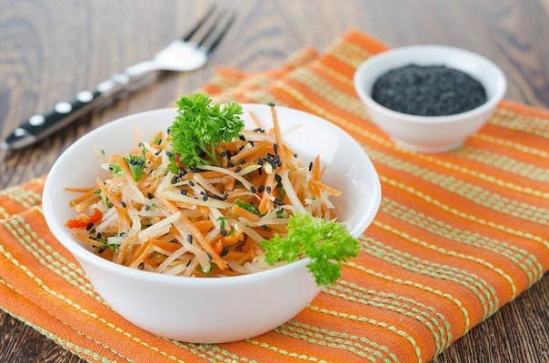 Салат из кольраби, моркови и красного перца с кунжутом и кунжутным маслом