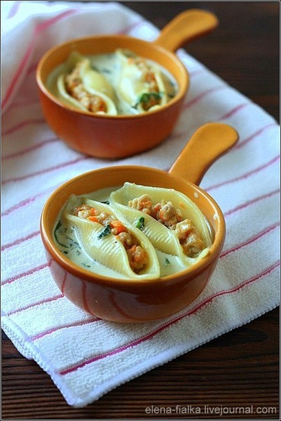 Ракушки фаршированные курицей в сырно-шпинатном соусе Ракушки фаршированные курицей в сырно-шпинатном соусе