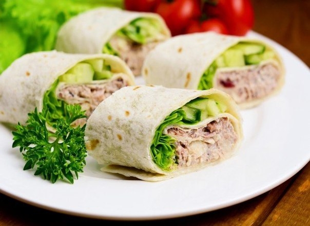 Рулетики с тунцом, яблоком и клюквой Рулетики с тунцом, яблоком и клюквой