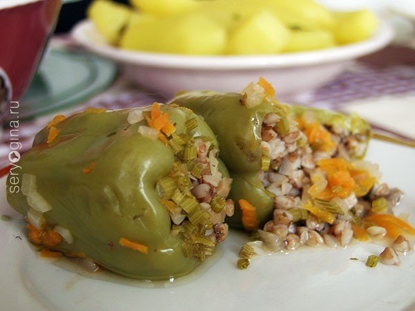 Перцы, фаршированные гречкой и овощами