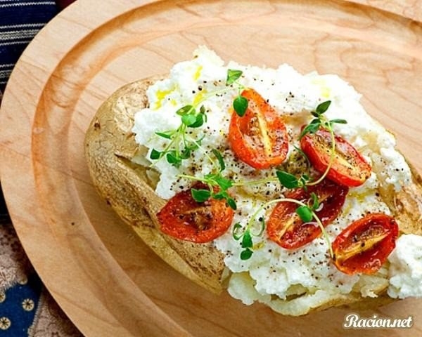 КАРТОФЕЛЬ, ЗАПЕЧЁННЫЙ С ПОМИДОРАМИ И СЫРОМ РИКОТТА