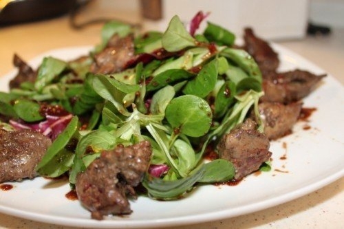 Теплый салат из куриной печени