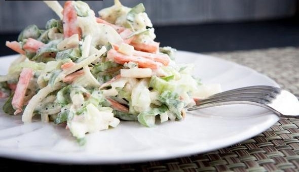 Салат из китайской капусты под йогуртовым соусом
