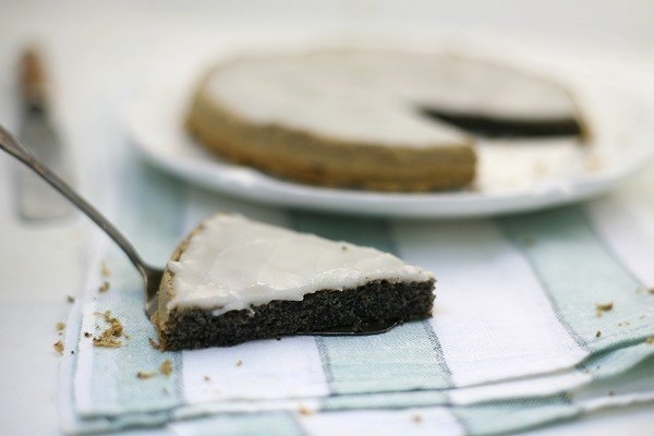Маковый пирог без муки с сахарной глазурью. Маковый пирог без муки с сахарной глазурью.