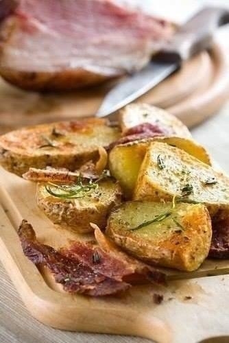 Картофель запеченный с травами и чесноком Картофель запеченный с травами и чесноком