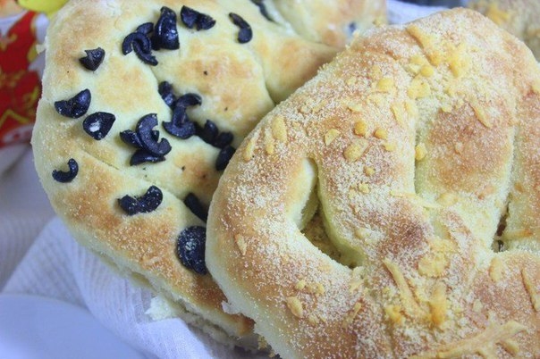 ЛЕПЕШКИ С СЫРОМ И МАСЛИНАМИ