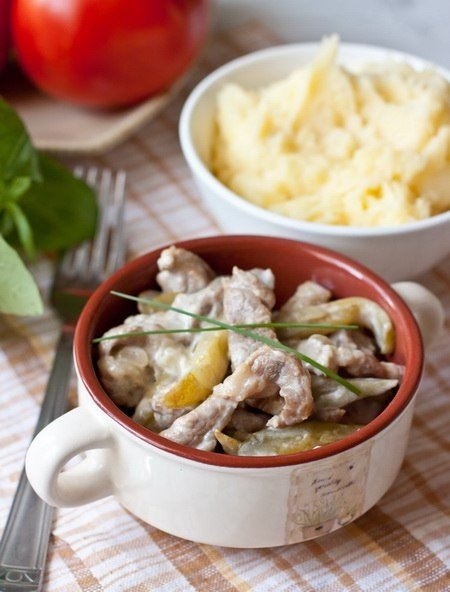 МЯСО ПО-САМАРСКИ, ТУШЕННОЕ С СОЛЕНЫМИ ОГУРЧИКАМИ