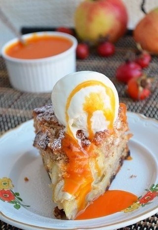 Яблочный пирог с изюмом и облепиховым соусом