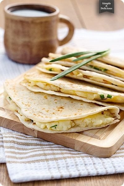 Лепешки с начинкой из картофеля с луком