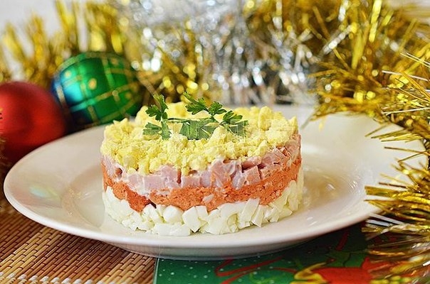 Легкий салат с карбонатом, колбасным сыром и яйцами