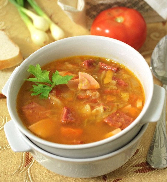 Капустный суп с колбасками