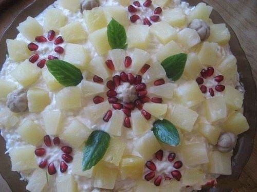 САЛАТ С КУРИЦЕЙ И АНАНАСАМИ "АНАНАСОВЫЙ БУКЕТ"