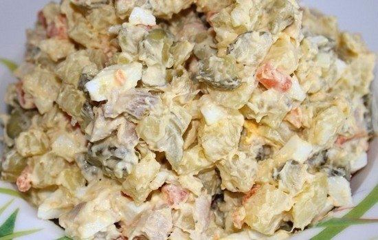 Салат с курицей и грибами жареным луком и морковью