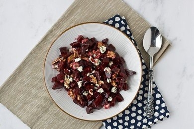 Маринованная запеченная свекла с жареными грецкими орехами и сыром Маринованная запеченная свекла с жареными грецкими орехами и сыром