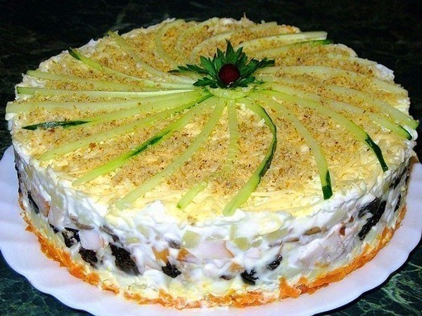 Торт "Закусочный" с копчёной курицей, черносливом и шампиньонами Торт "Закусочный" с копчёной курицей, черносливом и шампиньонами