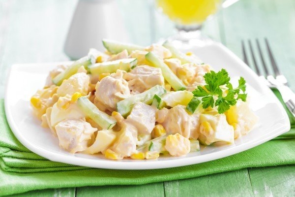 Новогодний салат из курицы с кукурузой