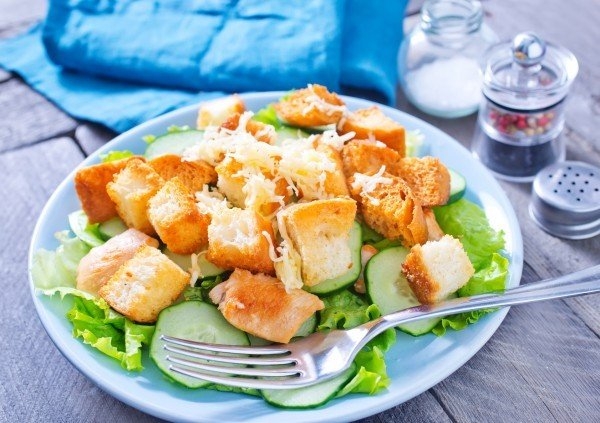Салат Цезарь с курицей и огурцами Салат Цезарь с курицей и огурцами
