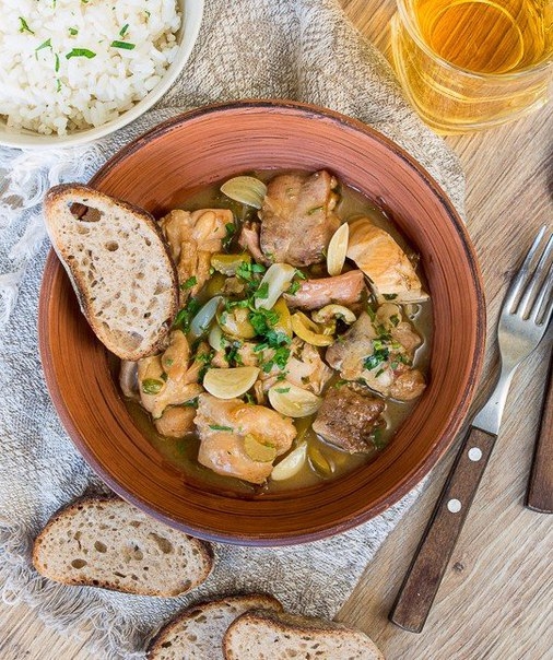 ЧЕСНОЧНАЯ КУРИЦА В СОУСЕ ИЗ БЕЛОГО ВИНА